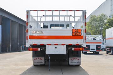 重汽汕德卡底盘&nbsp;爆破器材运输车外观图片