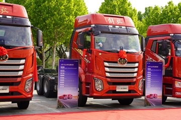 解放J6V SMART 12.5L LNG 480马力 6X4 一汽解放12档 牵引车