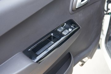 ��������M2 �ܶ��� 2L CNG 122���� ����5�� 3.8���Ű�����΢��ͼƬ