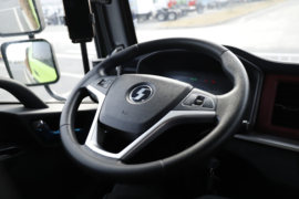 智云S400&nbsp;电动自卸车驾驶室图片