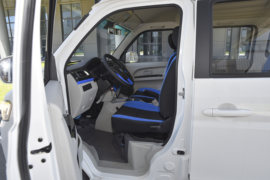 新海狮EV&nbsp;电动封闭厢货驾驶室图片