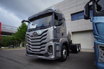 �ൺ��� ӥ�� 12.5L LNG 500���� 6X4 һ�����12�� ǣ����ͼƬ
