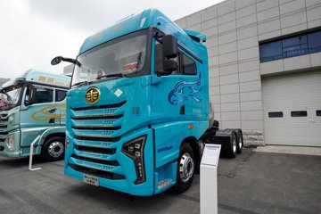 解放鹰航 智尊L版 15.6L LNG 660马力 6X4 一汽解放12档 AMT自动档 牵引车