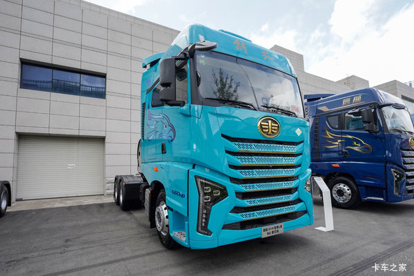 青岛解放 鹰航 智享版 14.6L LNG 590马力 6X4 法士特16档 AMT自动档 牵引车