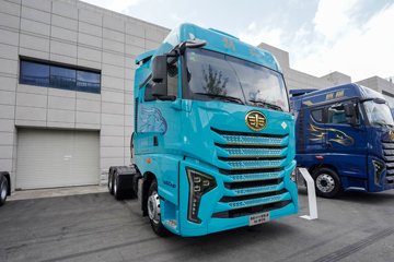 青岛解放 鹰航 智尊版 15.6L LNG 620马力 6X4 一汽解放12档 AMT自动档 牵引车