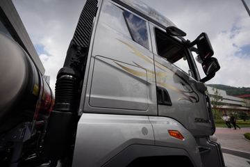 �ൺ��� ӥ�� 12.5L LNG 500���� 6X4 һ�����12�� ǣ����ͼƬ