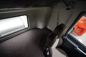 �ൺ��� ӥ�� 12.5L LNG 500���� 6X4 һ�����12�� ǣ����ͼƬ