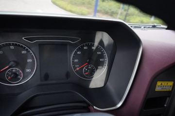 �ൺ��� ӥ�� 12.5L LNG 500���� 6X4 һ�����12�� ǣ����ͼƬ