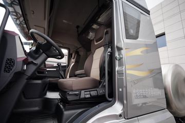 �ൺ��� ӥ�� 12.5L LNG 500���� 6X4 һ�����12�� ǣ����ͼƬ