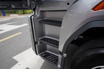 �ൺ��� ӥ�� 12.5L LNG 500���� 6X4 һ�����12�� ǣ����ͼƬ