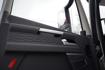 �ൺ��� ӥ�� 12.5L LNG 500���� 6X4 һ�����12�� ǣ����ͼƬ