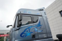 解放鹰航 智享版 13.2L柴油 640马力 6X4 一汽解放12档 AMT自动档 牵引车