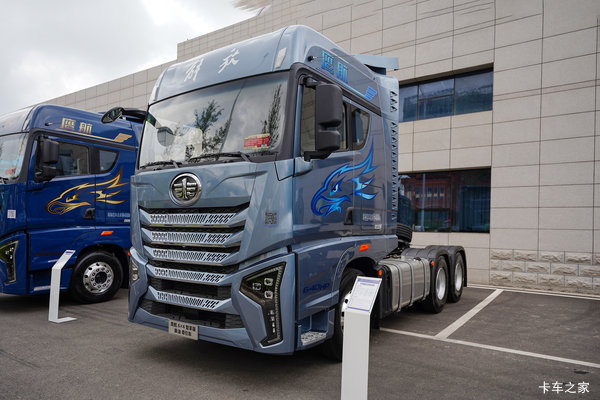 青岛解放 鹰航 智尊版 15.6L柴油 680马力 6X4 一汽解放12档 AMT自动档 牵引车