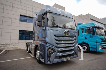 青岛解放 鹰航 智享版 12.5L柴油 560马力 6X4 一汽解放12档 AMT自动档 危险品牵引车