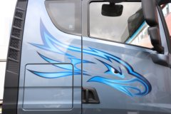 青岛解放 鹰航 智享版 13.2L LNG 530马力 8X4 一汽解放12档 9.5米仓栅式载货车