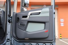 青岛解放 鹰航 智享版 13.2L LNG 530马力 8X4 一汽解放12档 9.5米仓栅式载货车