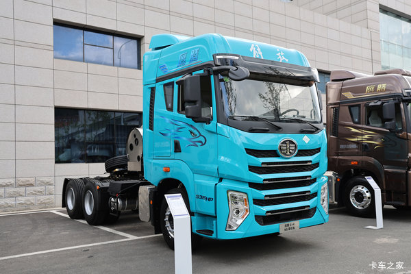 青岛解放 鹰腾 12.5L LNG 500马力 6X4 一汽解放12档 AMT自动档  牵引车