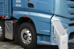 一汽解放 J7 640马力 8X4 9.4米AMT自动档仓栅式载货车
