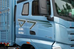 一汽解放 J7 640马力 8X4 9.4米AMT自动档仓栅式载货车