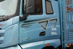 一汽解放 J7 640马力 8X4 9.4米AMT自动档仓栅式载货车
