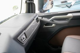 解放J7&nbsp;载货车驾驶室                                               图片