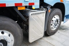 一汽解放 J7 640马力 8X4 9.4米AMT自动档仓栅式载货车