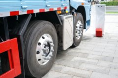 一汽解放 J7 640马力 8X4 9.4米AMT自动档仓栅式载货车