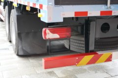 一汽解放 J7 640马力 8X4 9.4米AMT自动档仓栅式载货车