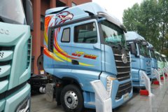 解放J7 创领版 15L LNG 640马力 6X4 一汽解放12档 AMT自动档 牵引车