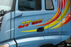 解放J7 创领版 15L LNG 640马力 6X4 一汽解放12档 AMT自动档 牵引车