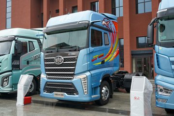 解放J7 创领版 15L LNG 640马力 6X4 一汽解放12档 AMT自动档 牵引车