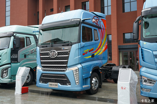 解放J7 创领版 15L LNG 640马力 6X4 一汽解放12档 AMT自动档 牵引车