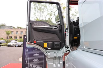 �����ǵ¿�SITRAK G7M 14.6L LNG 480���� 6X4 ǣ����ͼƬ