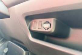 V919 电动封闭厢货驾驶室图片