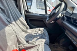 V919 电动封闭厢货驾驶室图片