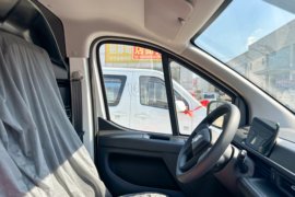 V919 电动封闭厢货驾驶室图片