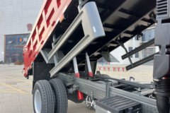 中国重汽成都商用车 V2 3L柴油 170马力 4X2 法士特8档 3.94米排半自卸车