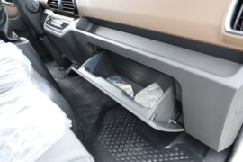 超越H系&nbsp;冷藏车驾驶室图片