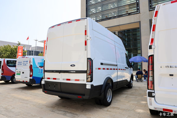 江铃全顺T8 尊享版 2.3T柴油 174马力 自动四驱 14座