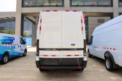 江铃全顺T8 尊享版 2.3T柴油 174马力 自动四驱 6座中