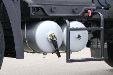 ���ӥ�� 12.5L LNG 500���� 6X4 һ�����12�� ǣ����ͼƬ