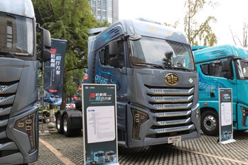 解放鹰航 智尊版 15.6L LNG 660马力 6X4 一汽解放12档 AMT自动档 牵引车