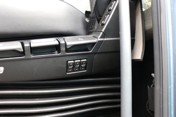 ���ӥ�� ����� 15.6L LNG 660���� 6X4 һ�����12�� AMT�Զ��� ǣ����ͼƬ