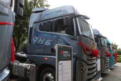 青岛解放 鹰航 智尊版 13.2L柴油 640马力 6X4 一汽解放12档 AMT自动档 牵引车