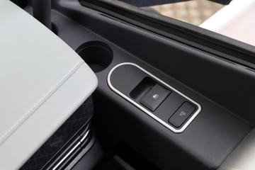 �ൺ��� ӥ�� ������ 15.7L LNG 720���� 6X4 ��ʿ��16�� AMT�Զ��� ǣ����ͼƬ