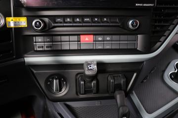 �ൺ��� ӥ�� ������ 15.7L LNG 720���� 6X4 ��ʿ��16�� AMT�Զ��� ǣ����ͼƬ