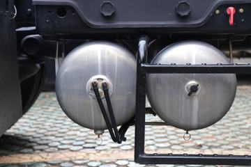 �ൺ��� ӥ�� ������ 15.7L LNG 720���� 6X4 ��ʿ��16�� AMT�Զ��� ǣ����ͼƬ