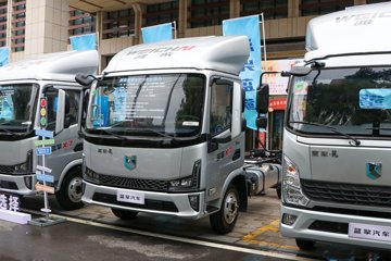 蓝擎·龙X7 2.5L柴油 180马力 法士特10档 宽体 3600轴距 4.18米单排仓栅式轻卡