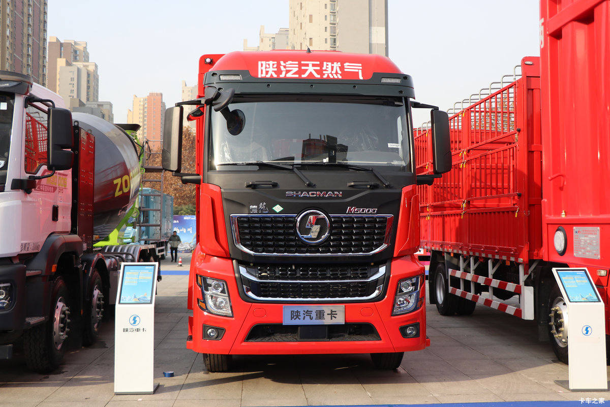 陕汽德龙M5000 菁英版 320马力 4x2 AMT自动档 6.75米畜禽运输车