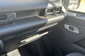 V919&nbsp;电动封闭厢货驾驶室图片